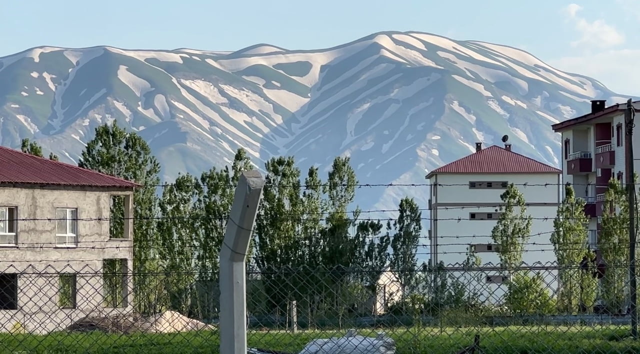 HAKKARİ’NİN YÜKSEKOVA İLÇESİNİN ETRAFINI SARAN DAĞLARDAKİ KARIN ERİMEYE BAŞLAMASIYLA ORTAYA ÇIKAN...