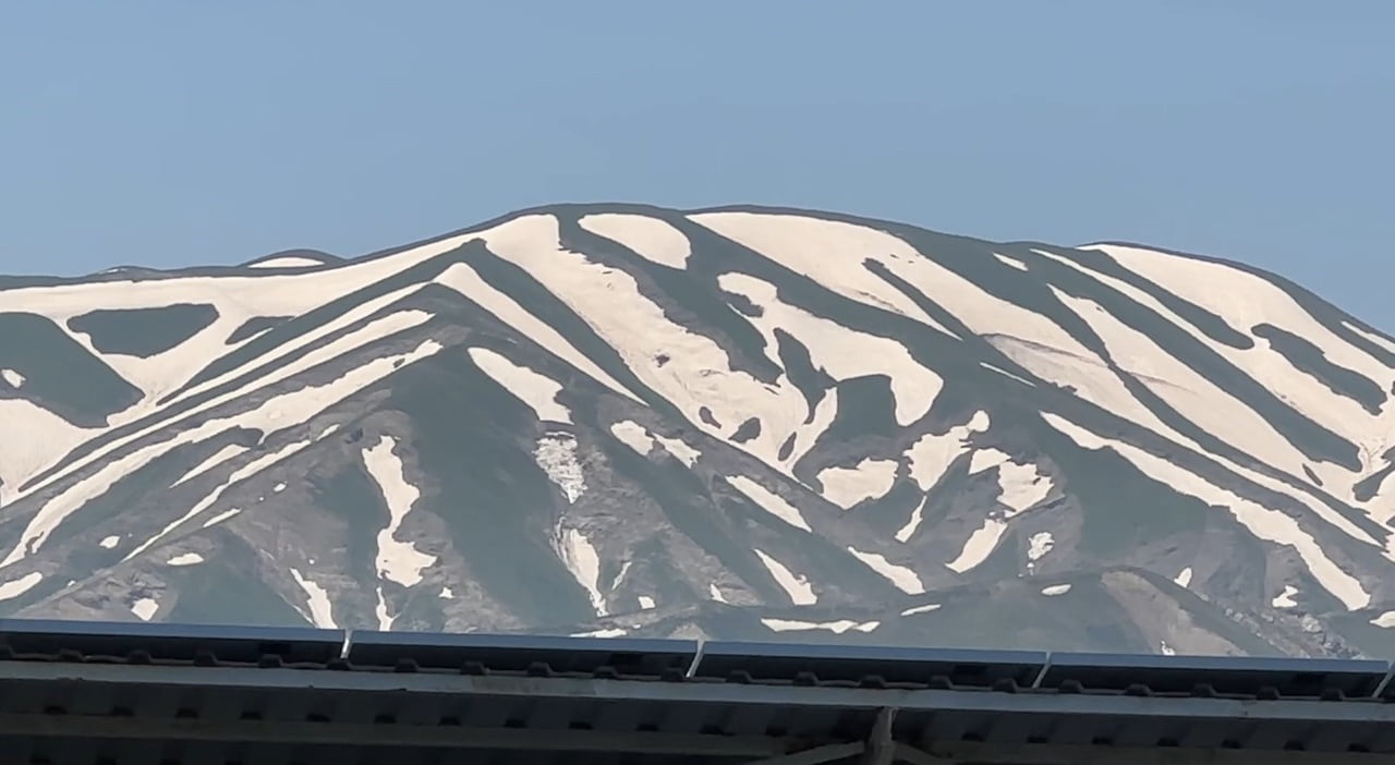 HAKKARİ’NİN YÜKSEKOVA İLÇESİNİN ETRAFINI SARAN DAĞLARDAKİ KARIN ERİMEYE BAŞLAMASIYLA ORTAYA ÇIKAN...