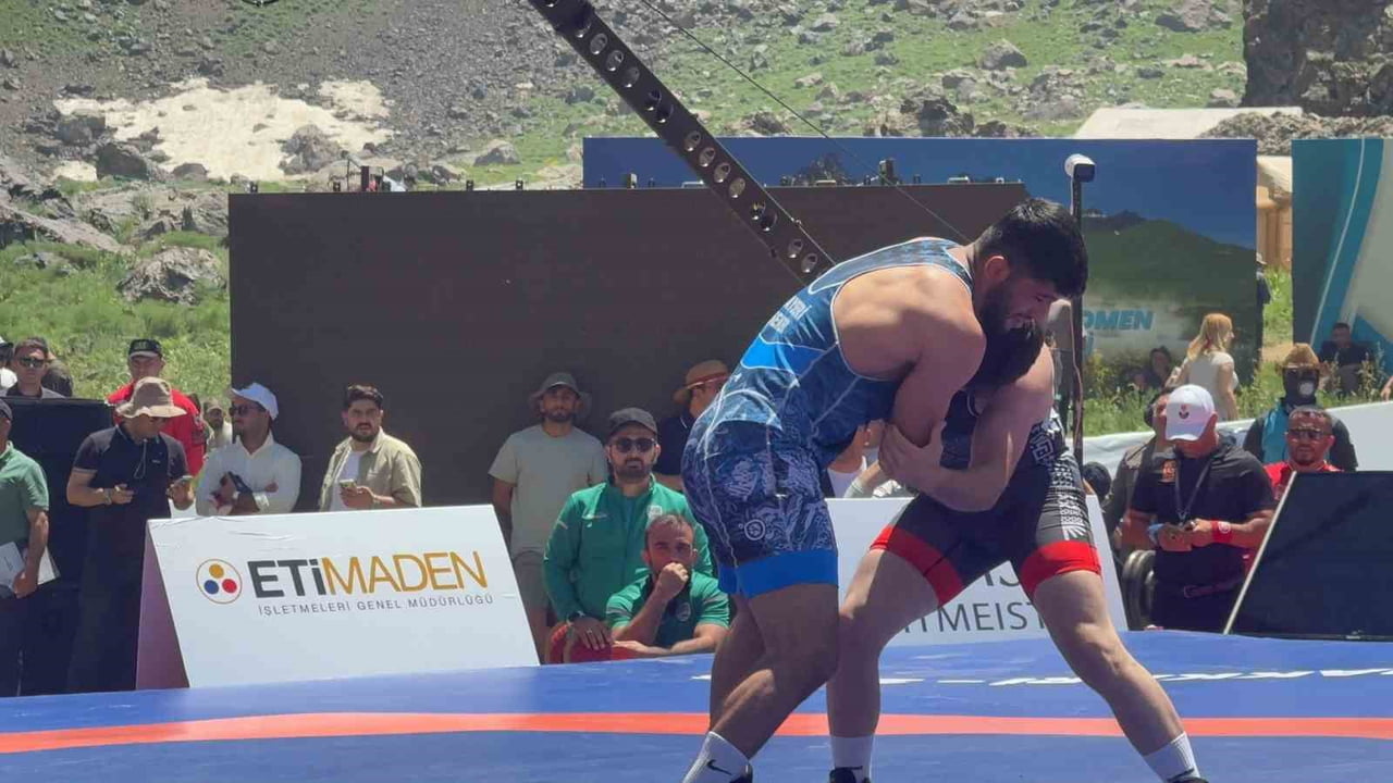 HAKKARİ, TÜRK VE DÜNYA GÜREŞ TARİHİNDE BİR İLKE EV SAHİPLİĞİ YAPTI. GENÇLİK VE SPOR BAKANLIĞI...