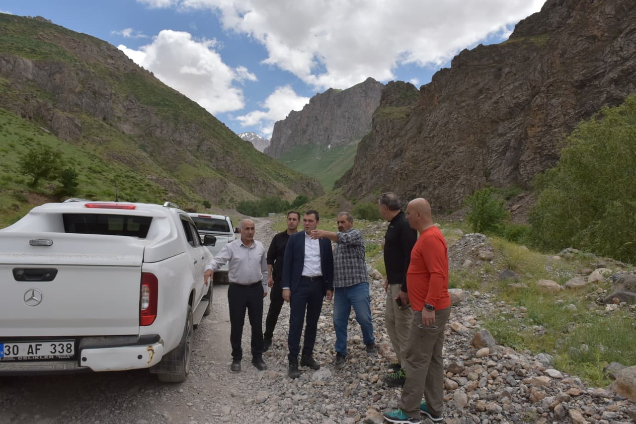 HAKKARİ VALİ YARDIMCISI VE İL ÖZEL İDARESİ GENEL SEKRETERİ CÜNEYT ZOR, HELİL VADİSİ’NDEN KENTE...