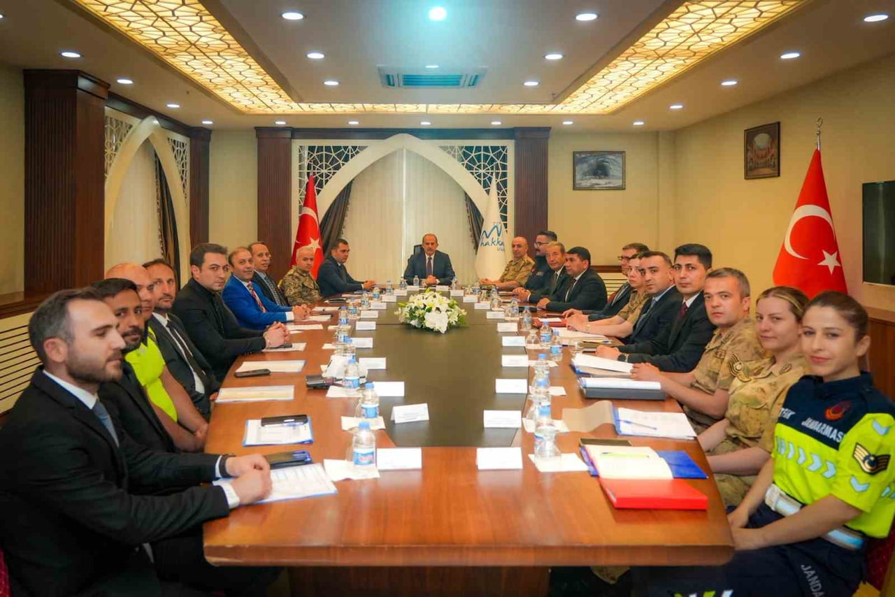 HAKKÂRİ VALİSİ İBRAHİM TAŞYAPAN BAŞKANLIĞINDA GERÇEKLEŞTİRİLEN ASAYİŞ TOPLANTISINDA, KENT...