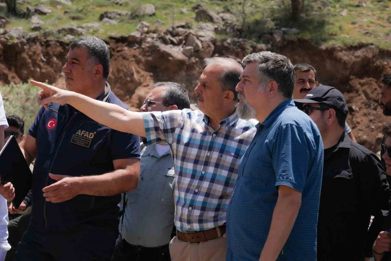 HAKKARİ VALİSİ İBRAHİM TAŞYAPAN, UZMAN EKİPLER EŞLİĞİNDE HEYELAN BÖLGESİNDE İNCELEMELERDE...