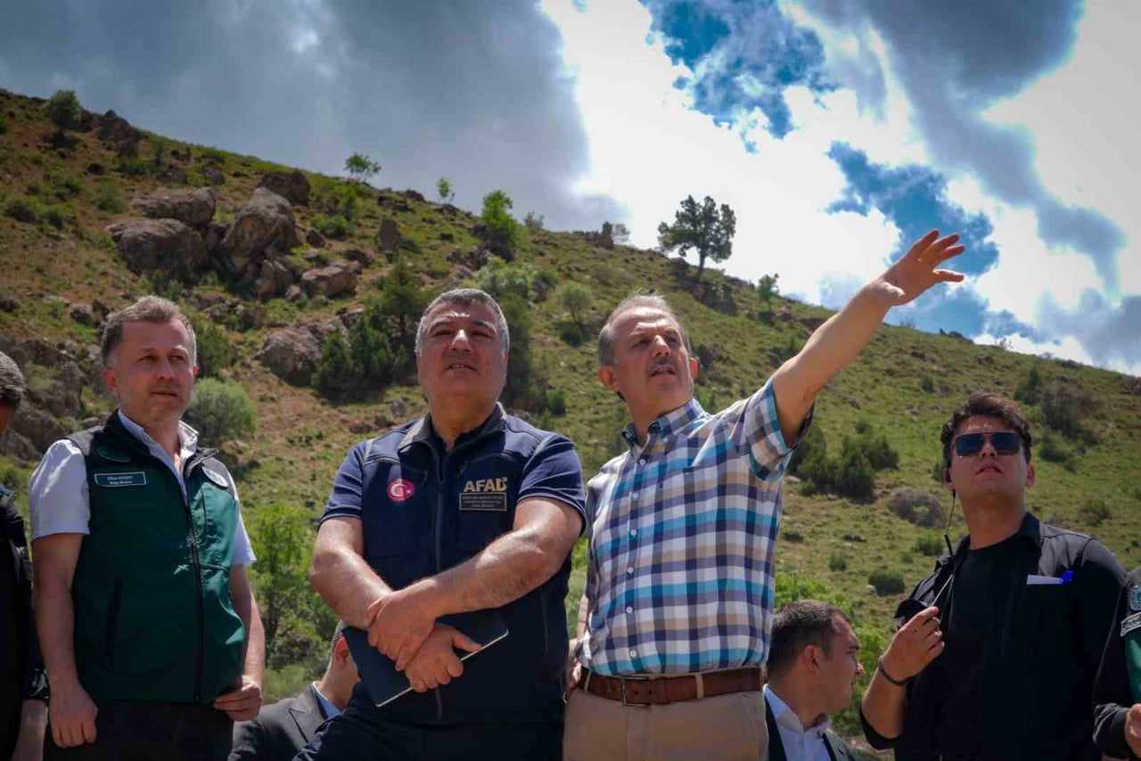 HAKKARİ VALİSİ İBRAHİM TAŞYAPAN, UZMAN EKİPLER EŞLİĞİNDE HEYELAN BÖLGESİNDE İNCELEMELERDE...