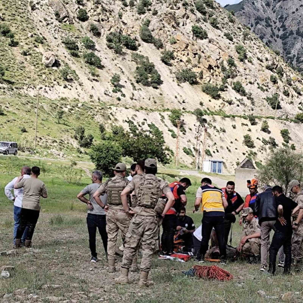 HAKKARİ-VAN KARAYOLU ÜZERİNDE BULUNAN ZAP SUYUNA DÜŞEN BİR KİŞİ HAYATINI KAYBETTİ.