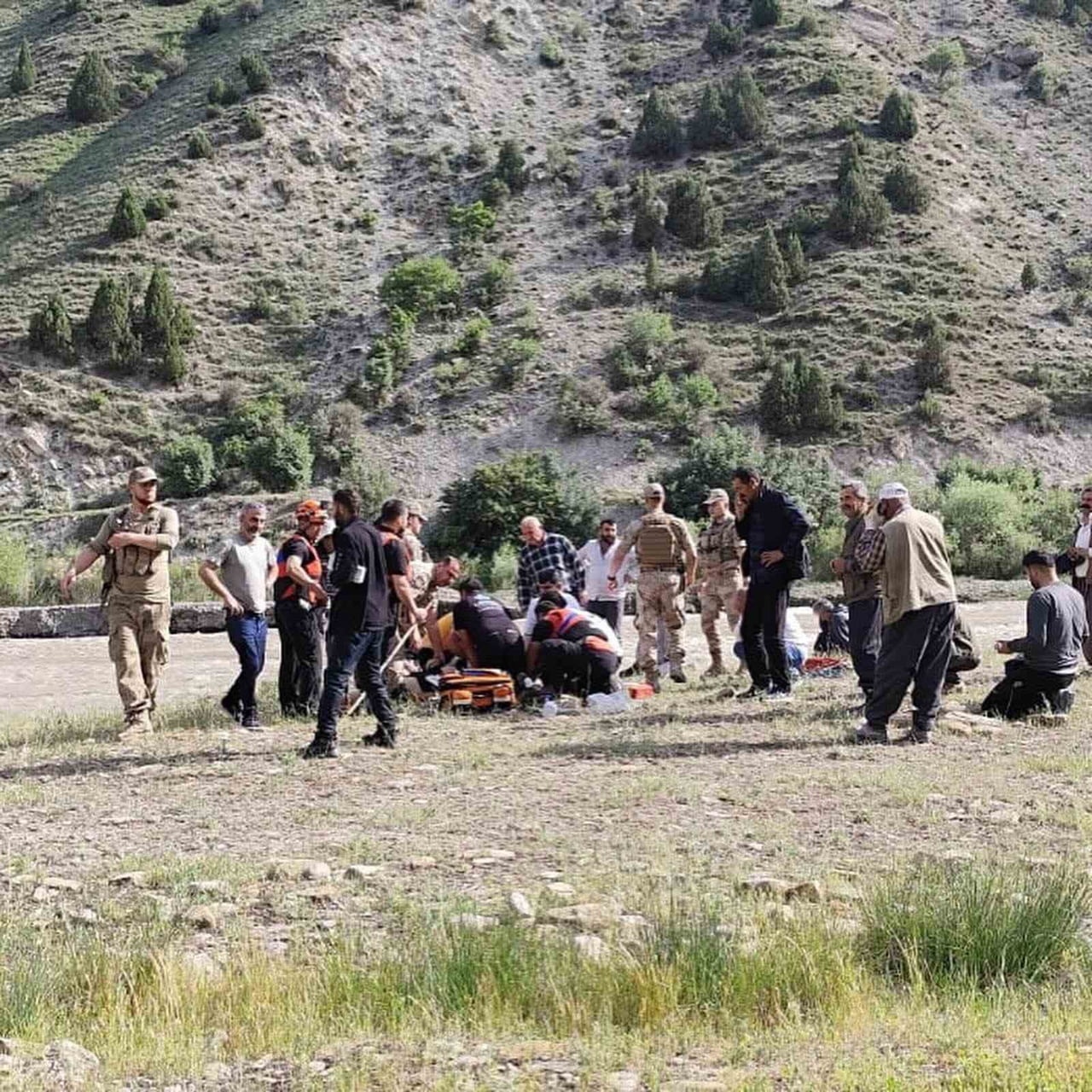 HAKKARİ-VAN KARAYOLU ÜZERİNDE BULUNAN ZAP SUYUNA DÜŞEN BİR KİŞİ HAYATINI KAYBETTİ.
