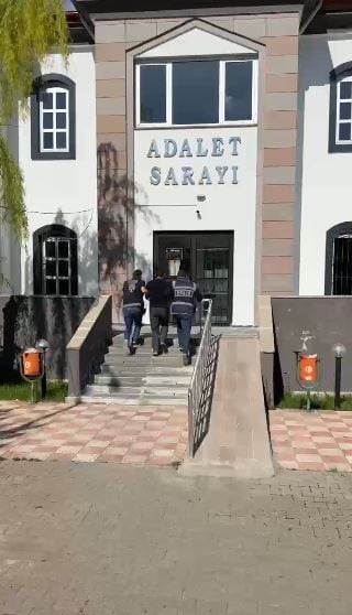 HAKKINDA KESİNLEŞMİŞ 2 YIL HAPİS CEZASI BULUNAN ŞAHIS, SİVAS’TA YAKALANARAK CEZAEVİNE...
