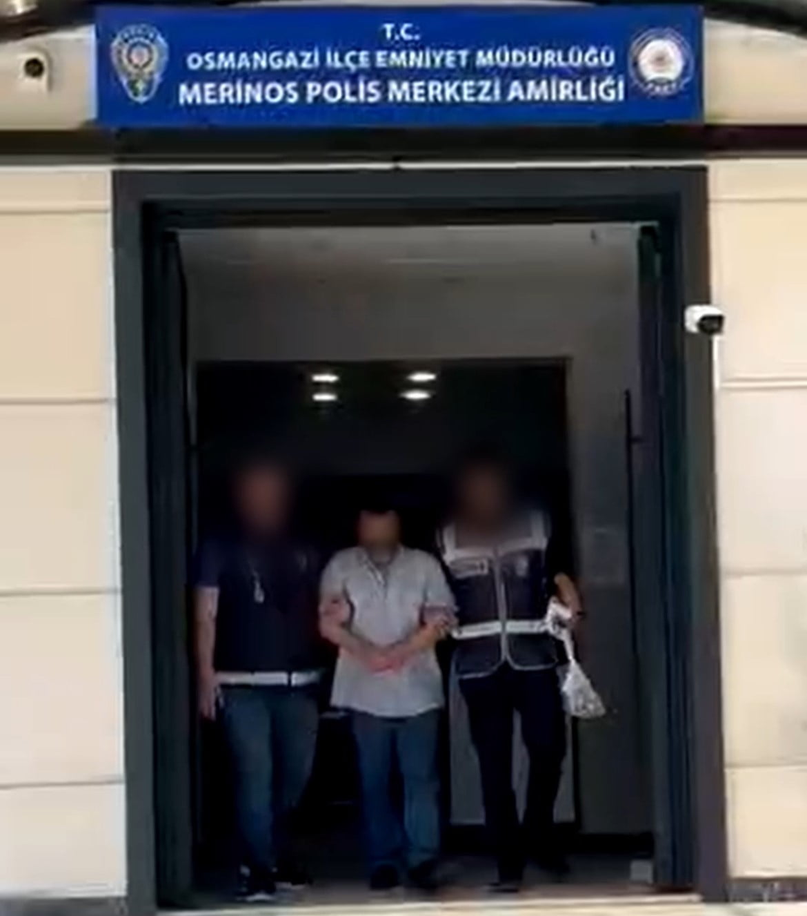 HAKLARINDA KESİNLEŞMİŞ HAPİS CEZASI BULUNAN 2 KİŞİ İLE UYUŞTURUCU TİCARETİ YAPTIĞI BELİRLENEN...