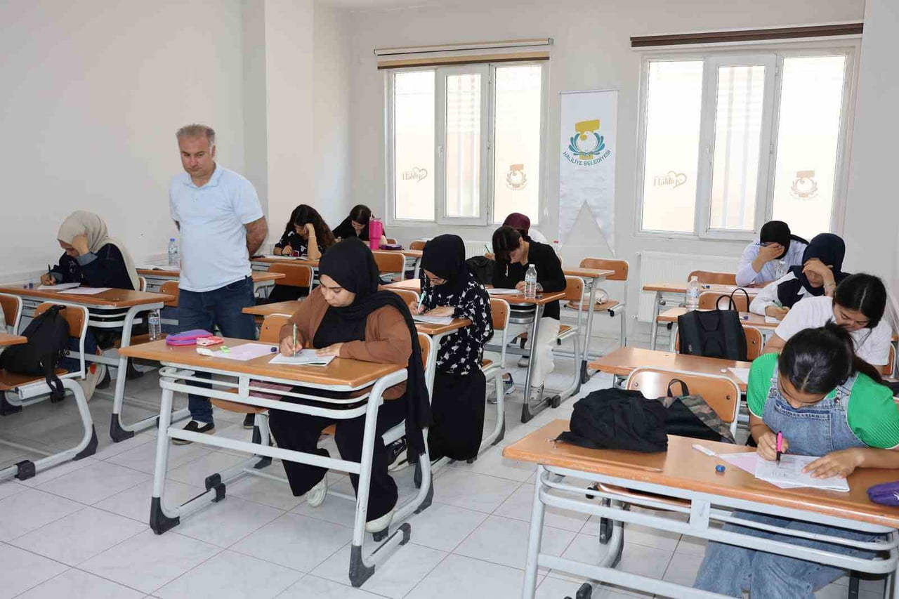 HALİLİYE’DE GENÇLER YKS’YE SERİ DENEMELERLE HAZIRLANIYOR