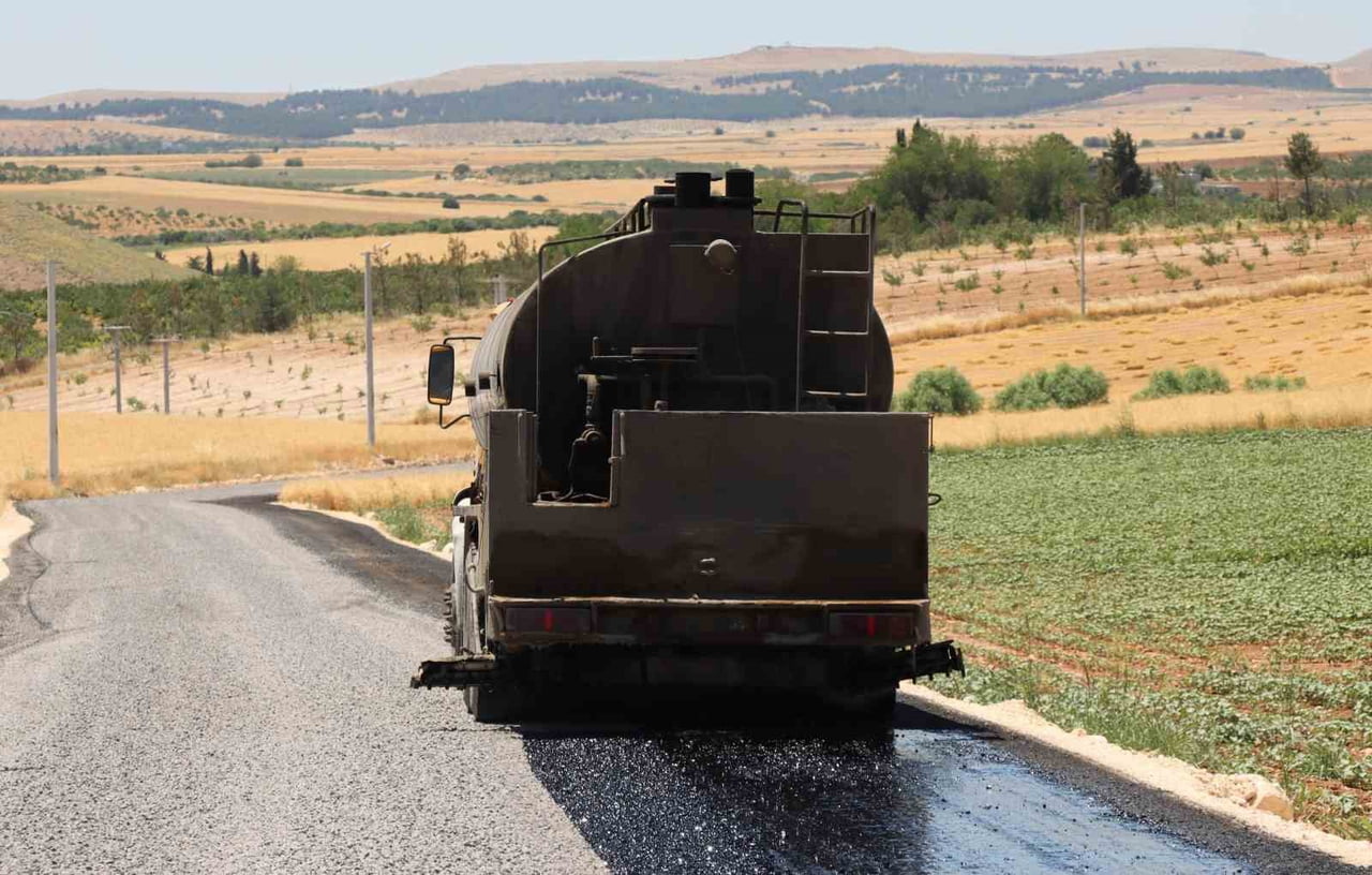 HALİLİYE KIRSALINDA YOLLAR SATHİ ASFALT KAPLAMAYLA YENİLENİYOR