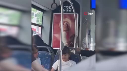 Halk otobüsündeki bayrağı silen kadına Başkan Şerifoğulları’ndan anlamlı hediye