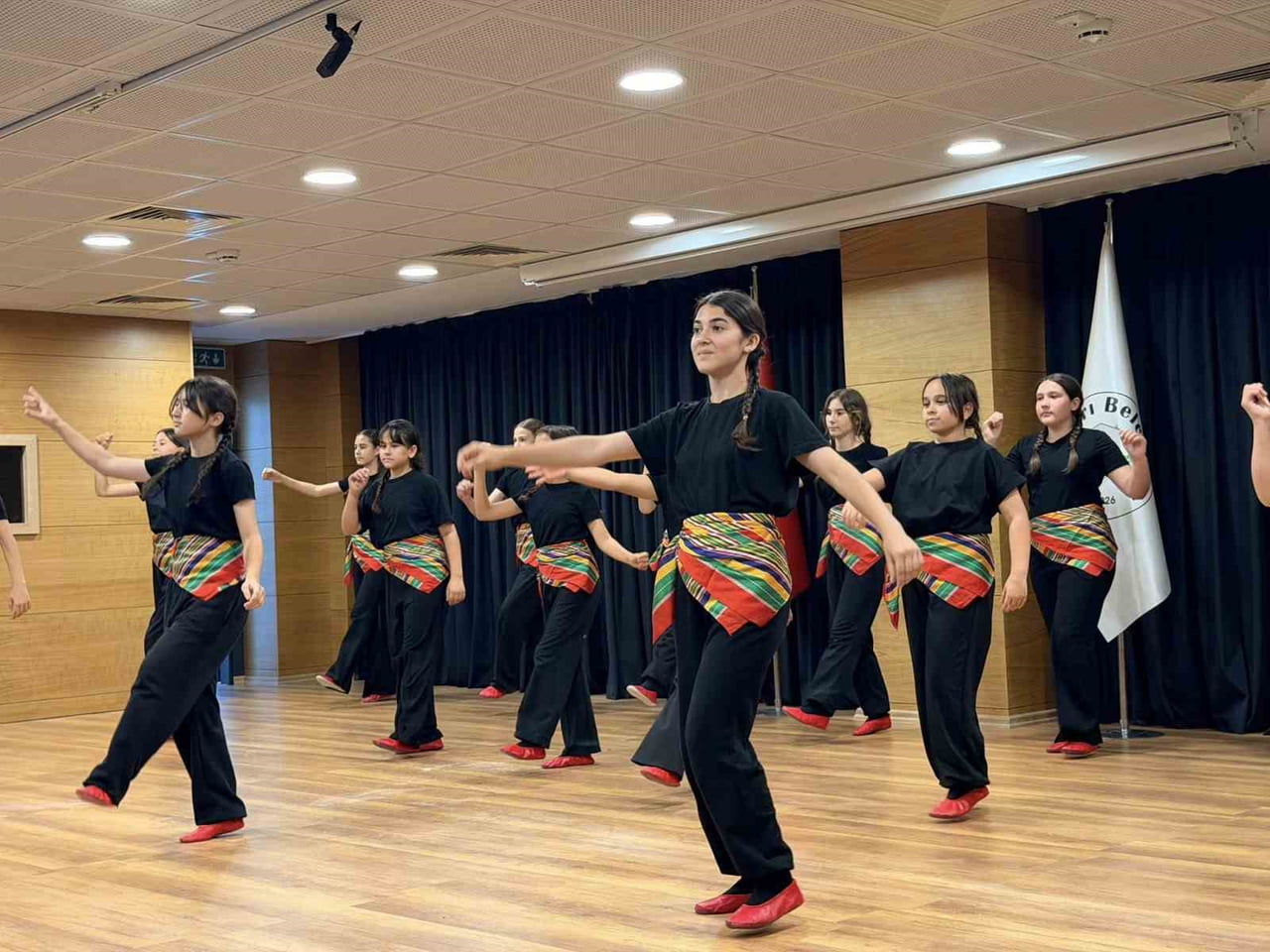 HALK OYUNLARI EKİBİNİN GÖSTERİSİ BEĞENİ TOPLADI