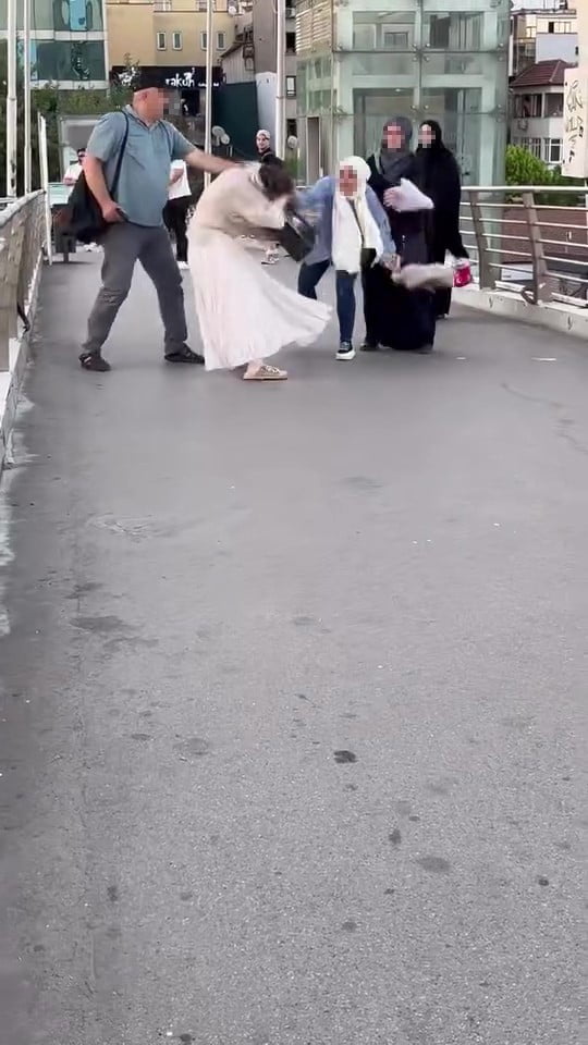 HALKEVİ KÖPRÜSÜ ÜZERİNDE KARŞILAŞAN İKİ KADIN ARASINDA HENÜZ BİLİNMEYEN BİR NEDENLE TARTIŞMA...