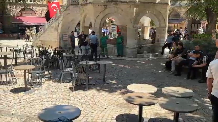 HAN AVLUSUNDA YER ALAN İŞLETMELERE AİT MASA VE SANDALYELER, BUGÜN İTİBARIYLA YENİDEN TOPLANMAYA...