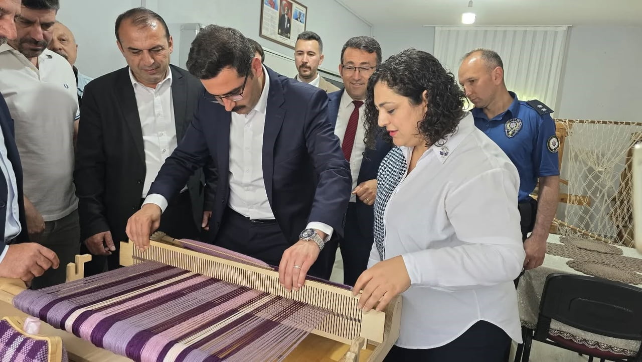 HANÖNÜ KAYMAKAMI EMRE OKTAY VE HANÖNÜ BELEDİYE BAŞKANI METİN YAMALI, KURSİYERLER TARAFINDAN...
