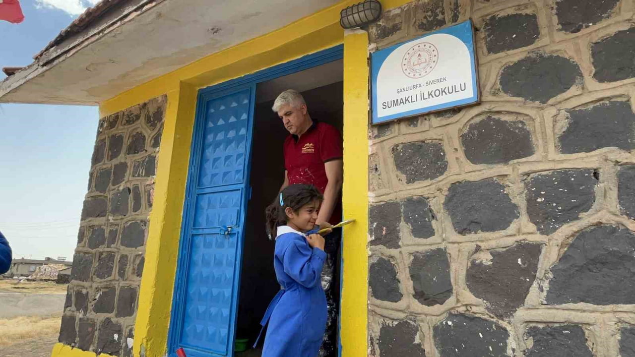 HARRAN ÜNİVERSİTESİ ÖĞRENCİLERİNDEN KÖY OKULUNA ANLAMLI DOKUNUŞ