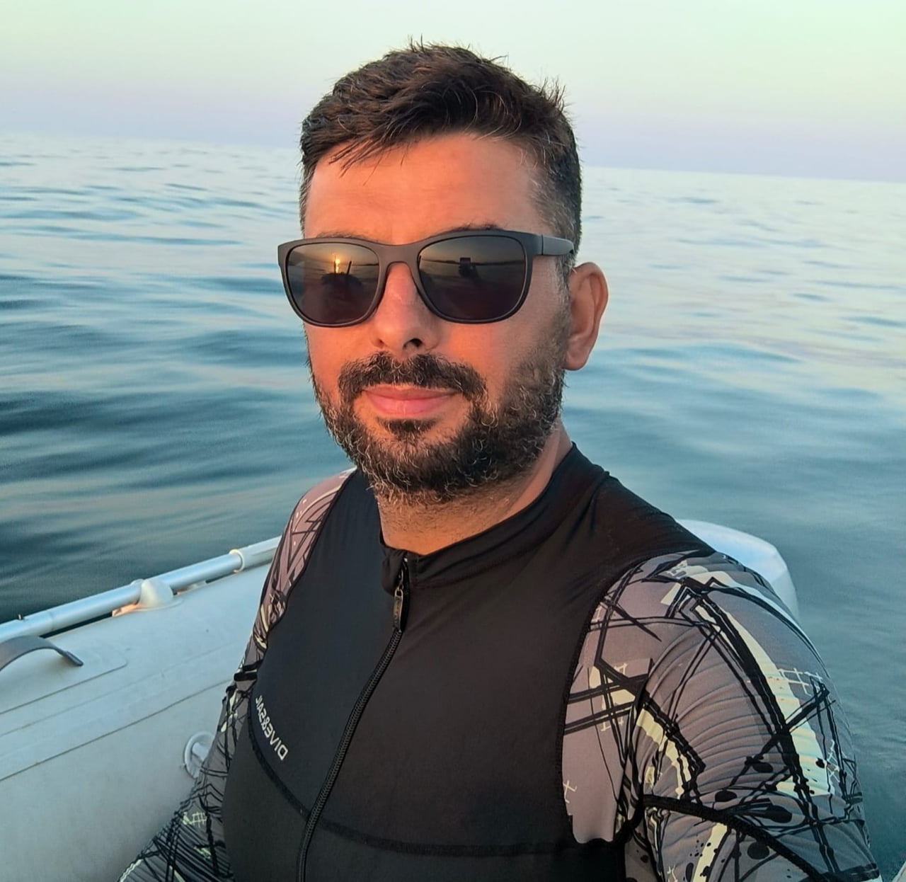 HASAN GÜRGAH, "KAFAMI KALDIRDIM. ÇOK BÜYÜK BİR KÖPEK BALIĞI VARDI" DEDİ.