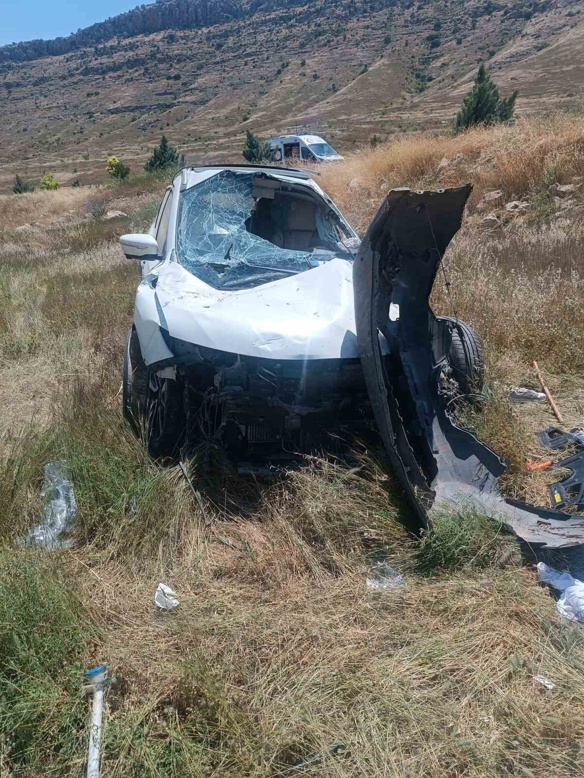 HASANKEYF İLÇESİNDE OTOMOBİL ŞARAMPOLE YUVARLANDI. KAZADA 2 KİŞİ YARALANDI.