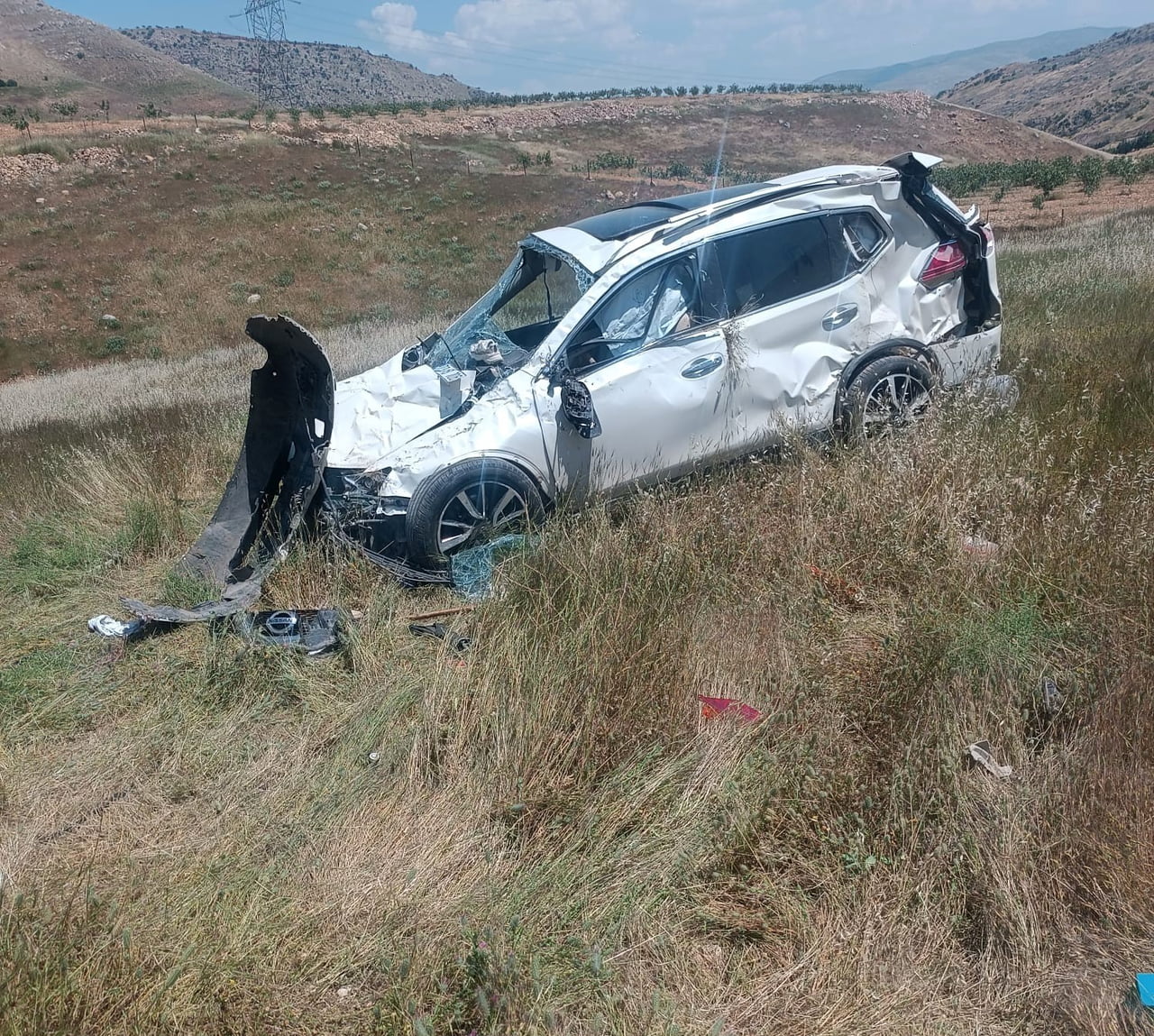 HASANKEYF İLÇESİNDE OTOMOBİL ŞARAMPOLE YUVARLANDI. KAZADA 2 KİŞİ YARALANDI.