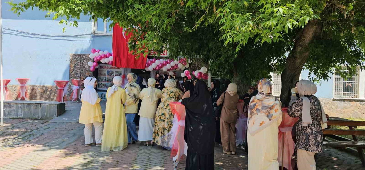 HASKÖY'DE HAYAT BOYU ÖĞRENME HAFTASI SERGİSİ AÇILDI