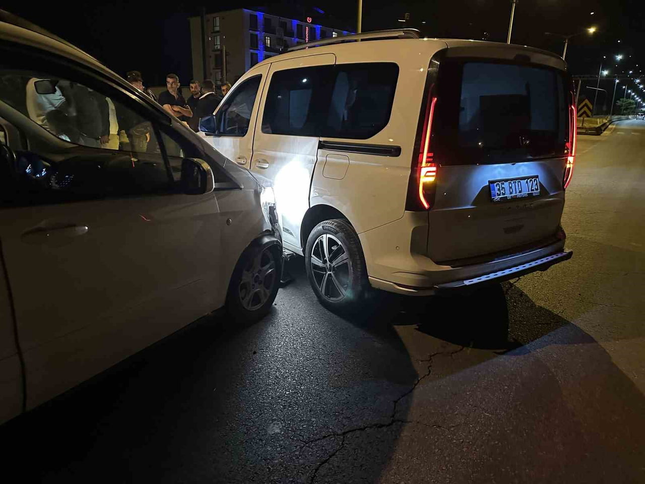 HASKÖY'DE İKİ OTOMOBİL ÇARPIŞTI: YARALANAN OLMADI
