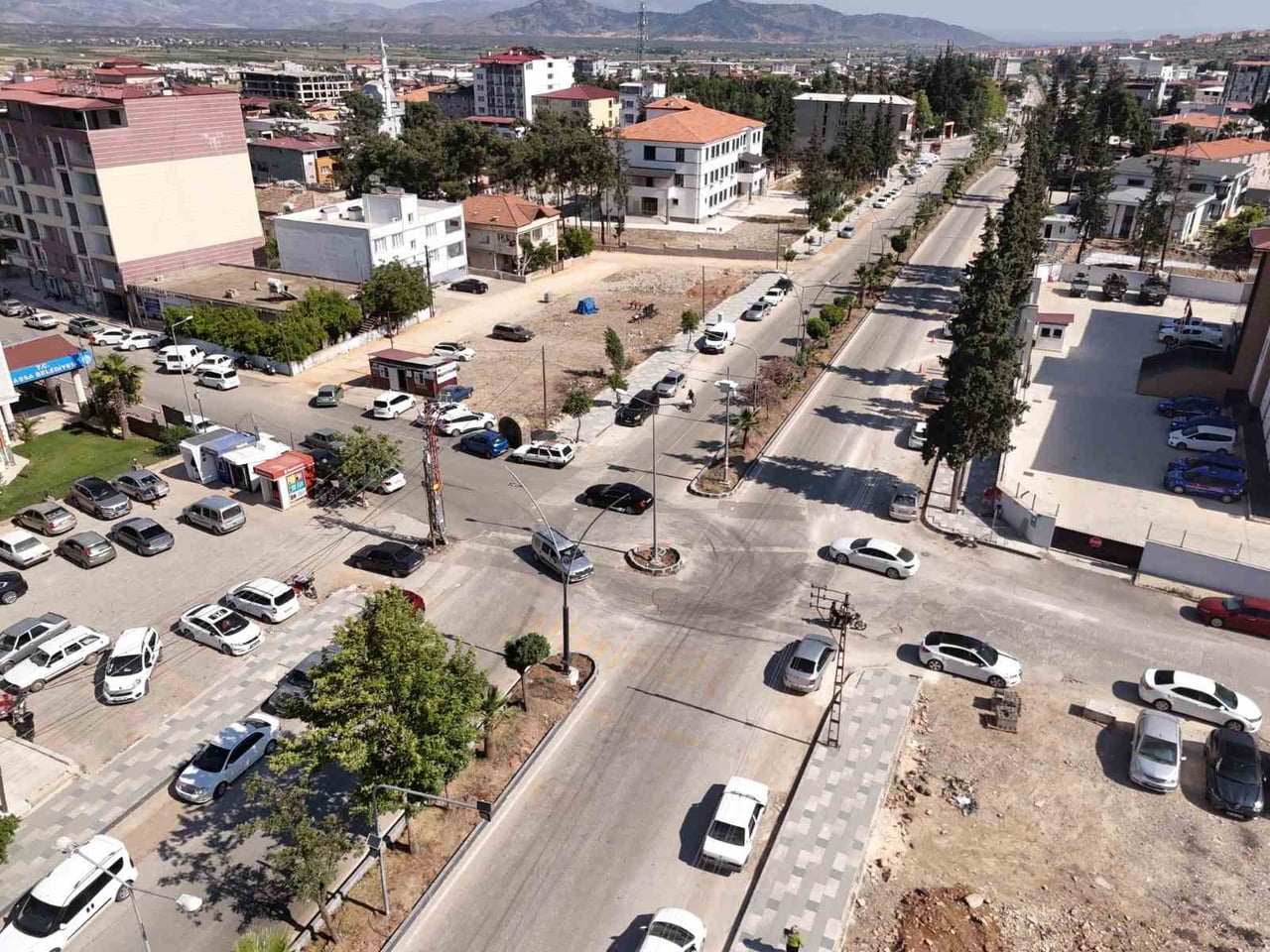 HASSA’DA PRESTİJ CADDELER PROJESİ KAPSAMINDA DERVİŞPAŞA BULVARI İLE BİNTAŞ CADDESİ’NDE KALDIRIM...