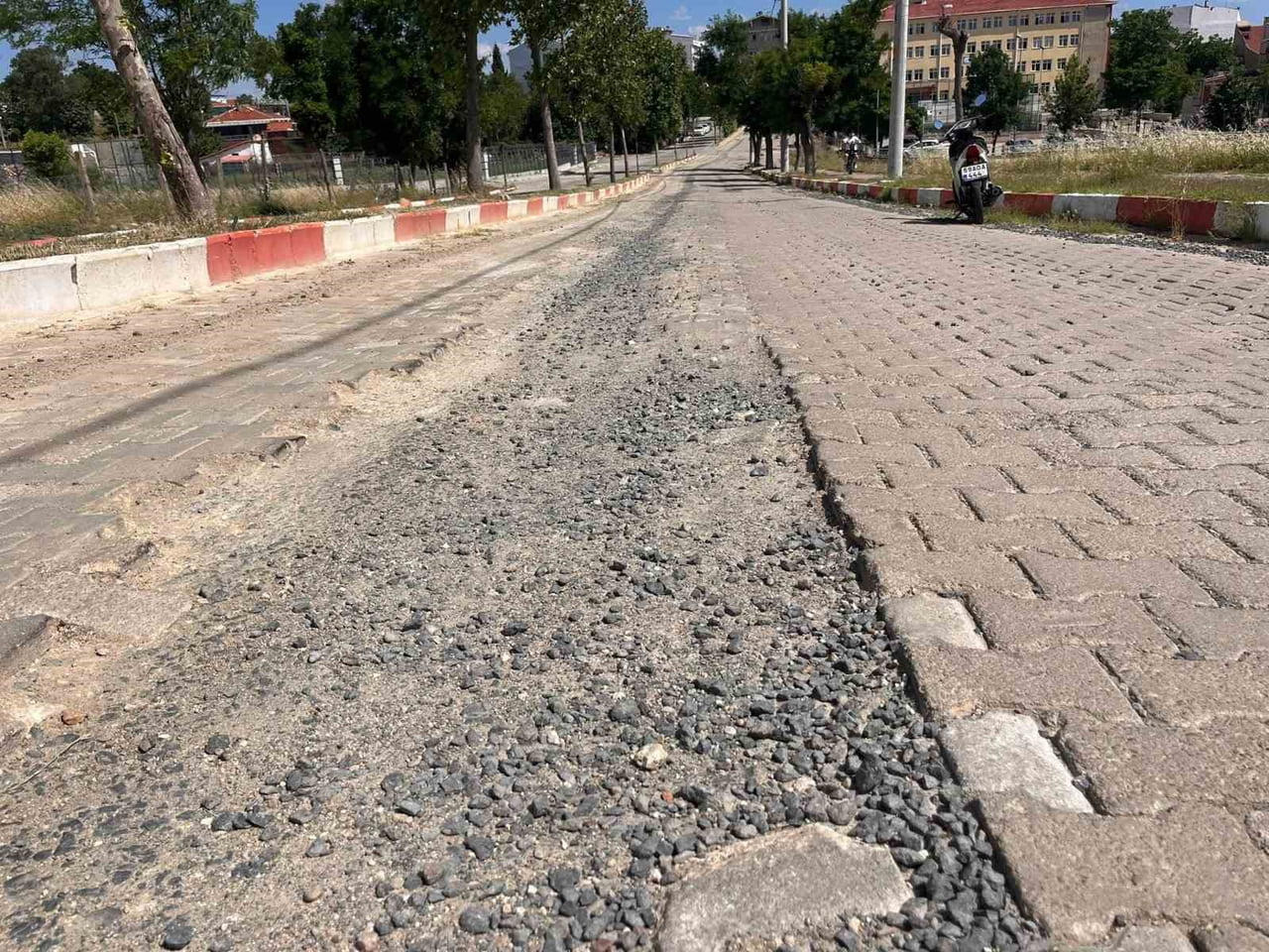 HASTANEYE ULAŞIM SAĞLAYAN YOLDA OLUŞAN ÇUKURLAR VE BOZULMALAR, HEM SÜRÜCÜLERE HEM DE YAYALARA ZOR...