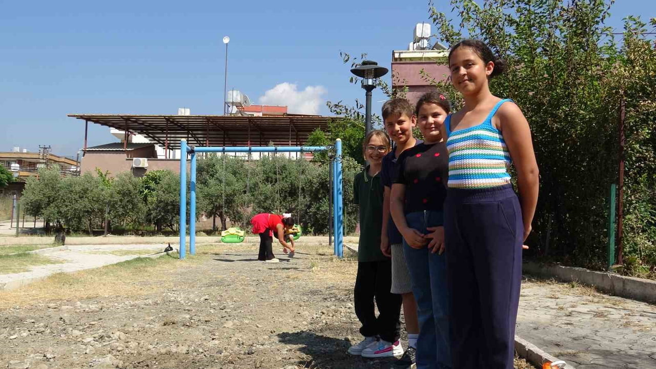 HATAY'DA ALEVLERE TESLİM OLARAK KULLANILMAZ HALE GELEN OYUN PARKININ YANMASIYLA İLGİLİ POLİS...