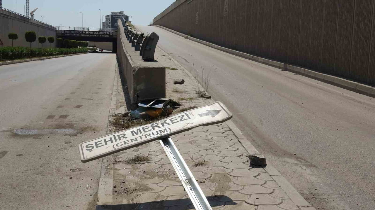 HATAY'DA ALT GEÇİDE ÇARPARAK HURDAYA DÖNEN TOFAŞ OTOMOBİLDEKİ 3 KİŞİ YARALANDI.