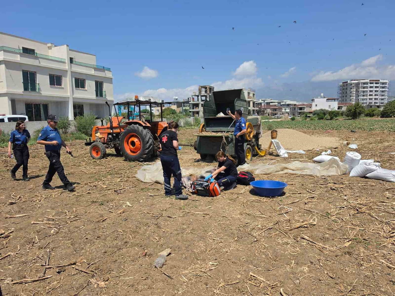 HATAY'DA BUĞDAY HASADI ESNASINDA BOZULAN HARMAN MAKİNESİNİ TAMİR ETMEK İSTEYEN SURİYE UYRUKLU GENÇ...