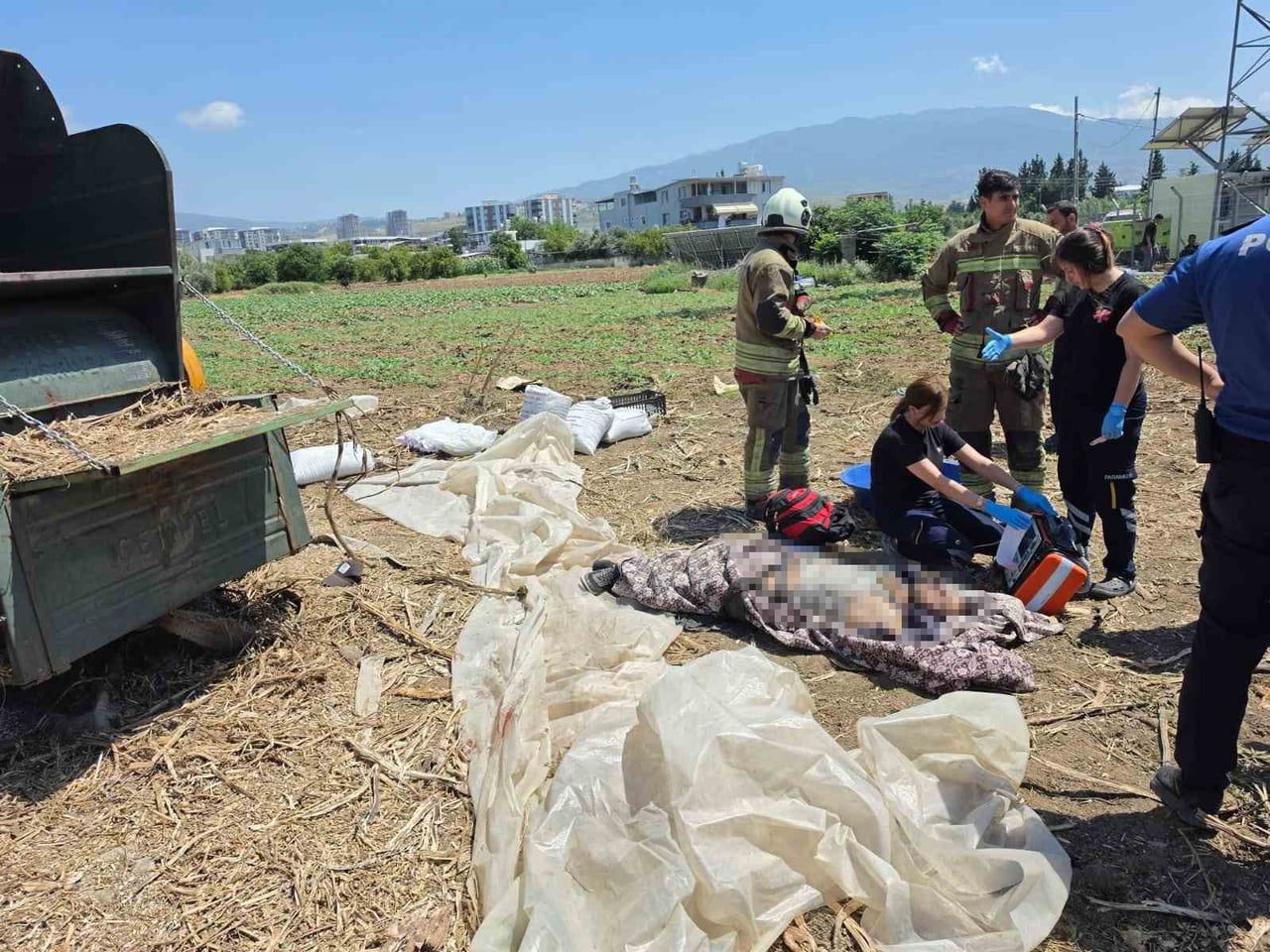 HATAY'DA BUĞDAY HASADI ESNASINDA BOZULAN HARMAN MAKİNESİNİ TAMİR ETMEK İSTEYEN SURİYE UYRUKLU GENÇ...