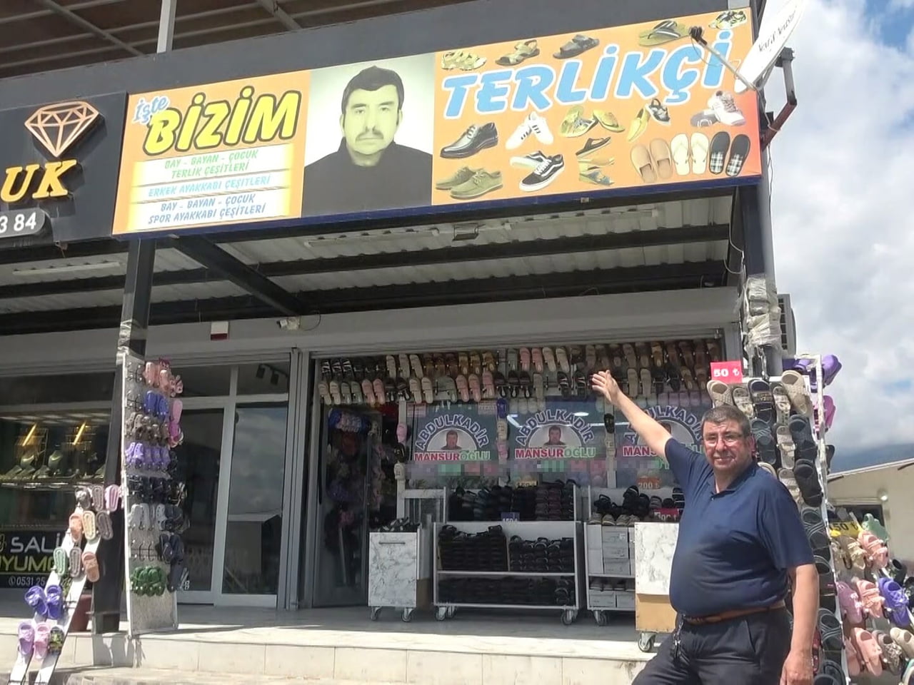 HATAY'DA DEPREMDE EŞİNİ KAYBEDEN, EVİ VE İŞ YERİ YIKILAN 65 YAŞINDAKİ TERLİKÇİ ABDULKADİR...