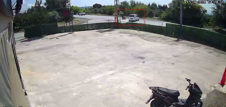 HATAY'DA DÖNÜŞ YAPMAK İSTEYEN HAFİF TİCARİ ARACA OK GİBİ SAPLANAN MOTOSİKLETTEKİ 2 KİŞİNİN...