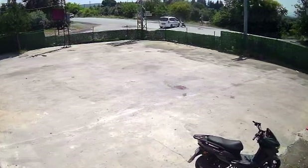 HATAY'DA DÖNÜŞ YAPMAK İSTEYEN HAFİF TİCARİ ARACA OK GİBİ SAPLANAN MOTOSİKLETTEKİ 2 KİŞİNİN...