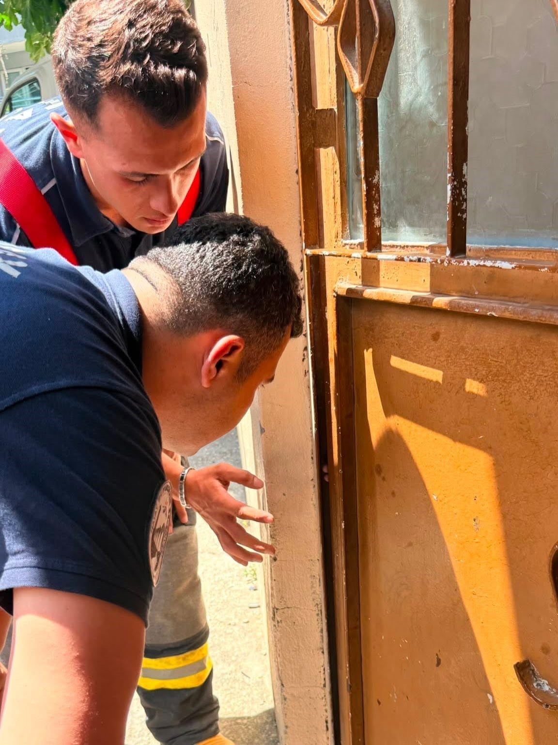 HATAY'DA EVİN DEMİR KAPISININ ARASINA PARMAĞINI SIKIŞTIRAN ÇOCUĞUN PARMAĞI İTFAİYE EKİPLERİNİN...