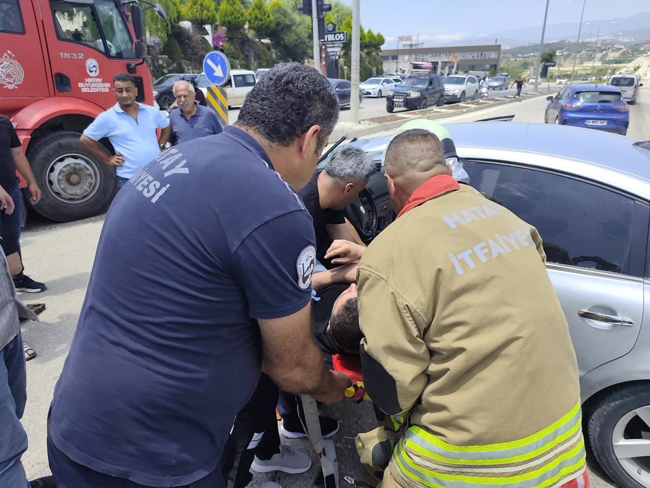 HATAY'DA HAFRİYAT KAMYONUYLA ÇARPIŞAN OTOMOBİLİN SÜRÜCÜSÜ YARALANDI.