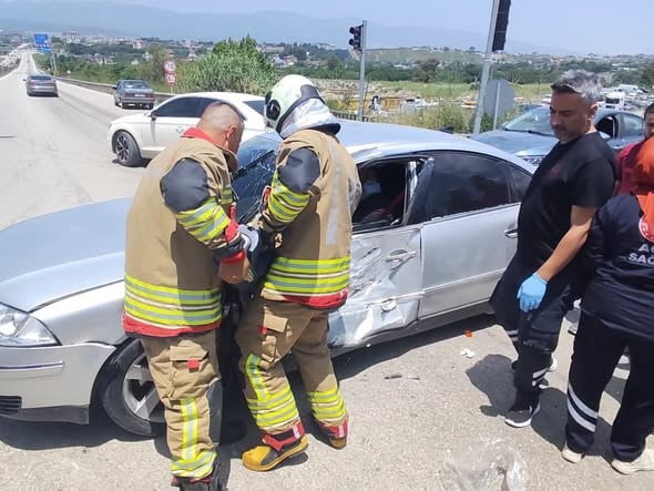 HATAY'DA HAFRİYAT KAMYONUYLA ÇARPIŞAN OTOMOBİLİN SÜRÜCÜSÜ YARALANDI.