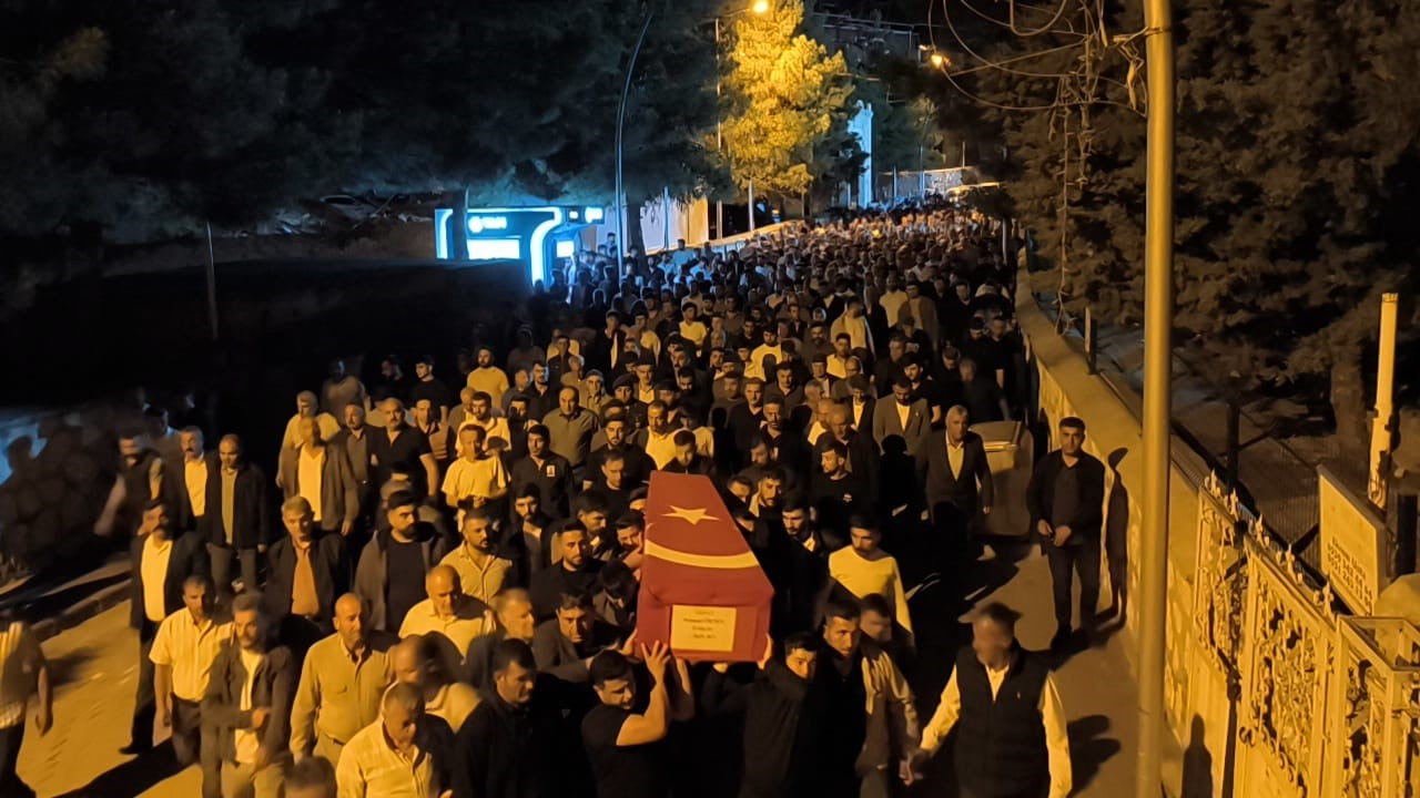 HATAY'DA KAZADA HAYATINI KAYBEDEN SÖZLEŞMELİ ER SİİRT'TE SON YOLCULUĞUNA UĞURLANDI
