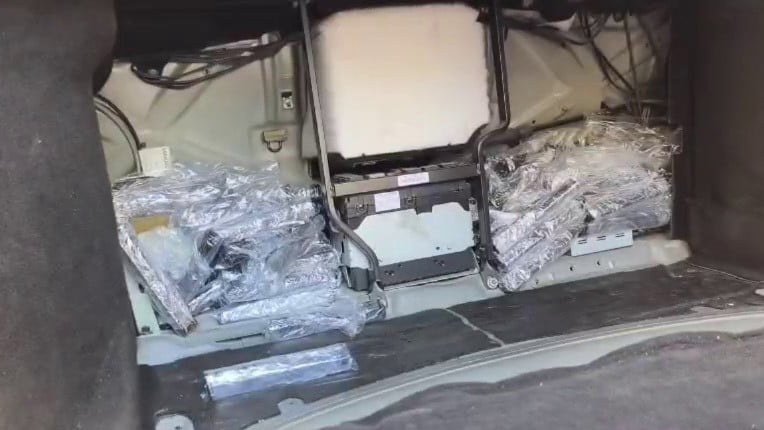 HATAY'DA OTOMOBİLİN BAGAJ KISMINDA ZULALANMIŞ LÜKS MARKAYA 80 ADET AİT TABANCA SÜRGÜ TAKIMI ELE...