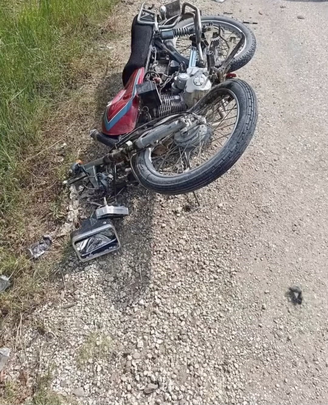 HATAY'DA OTOMOBİLLE ÇARPIŞARAK DEVRİLEN MOTOTİSKLETTEN YERE UÇAN 2 KİŞİ YARALANDI.