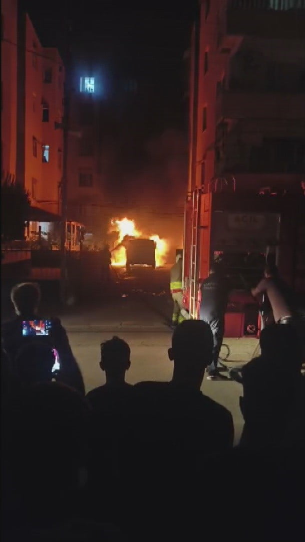 HATAY'DA PARK HALİNDEYKEN ALEVLERE TESLİM OLAN MİNİBÜS KULLANILMAZ HALE GELDİ.