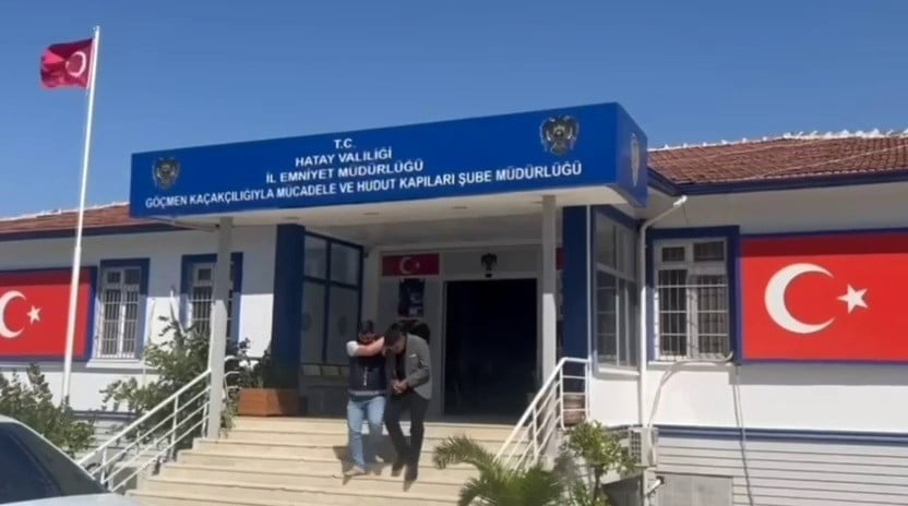 HATAY'DA POLİS EKİPLERİ TARAFINDAN GERÇEKLEŞTİRİLEN OPERASYONDA TIR DORSESİNDE 7 GÖÇMEN...