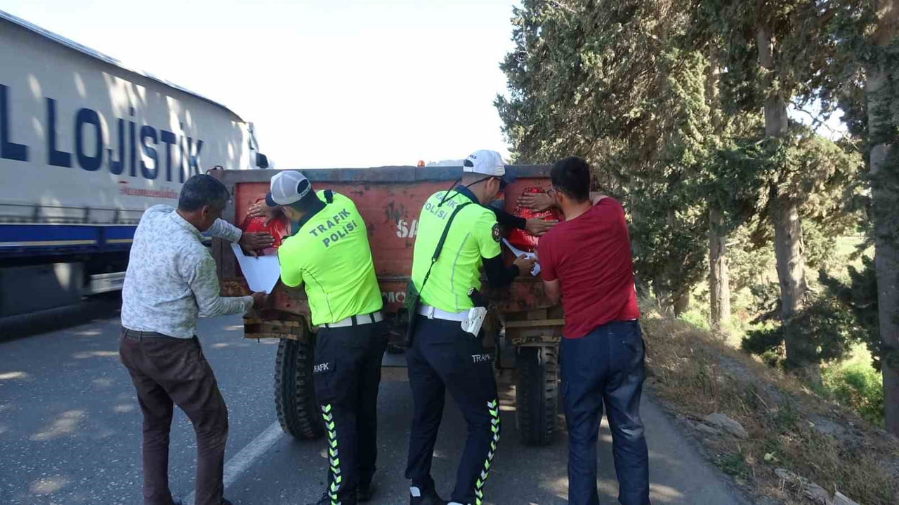 HATAY'DA POLİS EKİPLERİ, TRAKTÖR KAZALARININ ÖNÜNE GEÇMEK AMACI İLE REFLEKTÖR DENETİMİ...