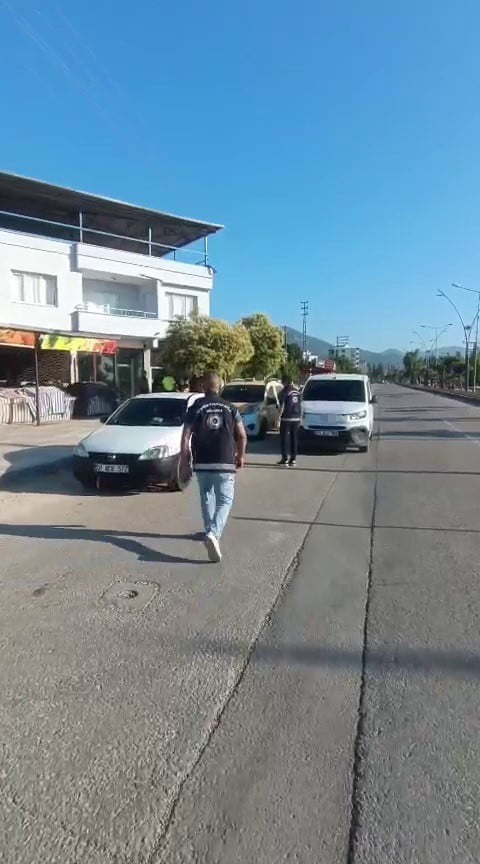 HATAY'DA POLİS EKİPLERİNCE DURDURULAN TAKSİDE 7 KAÇAK GÖÇMEN YAKALANDI. OLAYA İLİŞKİN TAKSİYE...