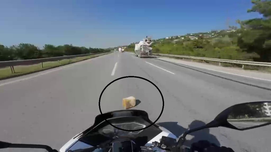 HATAY'DA SEYİR HALİNDE GİDERKEN MOTOSİKLETTEN DÜŞEN MALZEMEYE TAKILARAK ÖLÜMLE BURUN BURUNA GELEN...