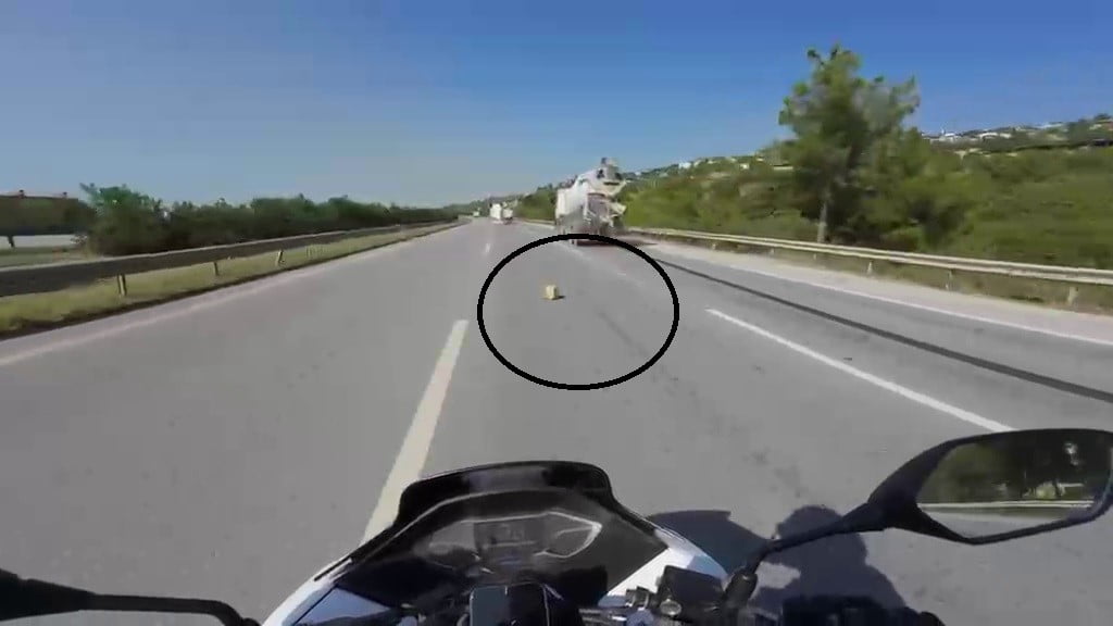 HATAY'DA SEYİR HALİNDE GİDERKEN MOTOSİKLETTEN DÜŞEN MALZEMEYE TAKILARAK ÖLÜMLE BURUN BURUNA GELEN...