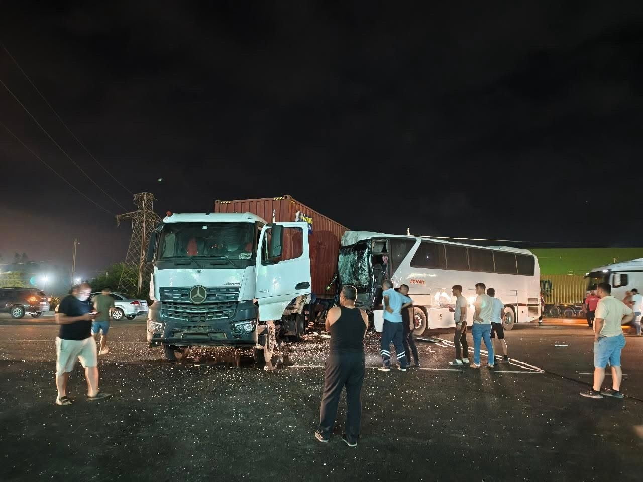 HATAY'DA TIR İLE İŞÇİ SERVİSİNİN ÇARPIŞMASIYLA YAŞANAN KAZADA 12 KİŞİ YARALANDI.