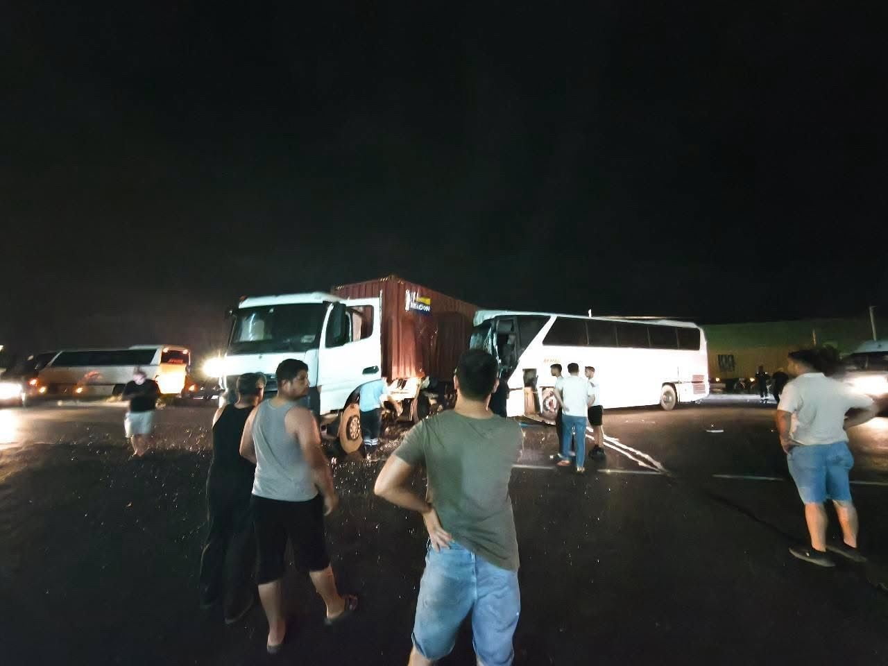 HATAY'DA TIR İLE İŞÇİ SERVİSİNİN ÇARPIŞMASIYLA YAŞANAN KAZADA 12 KİŞİ YARALANDI.