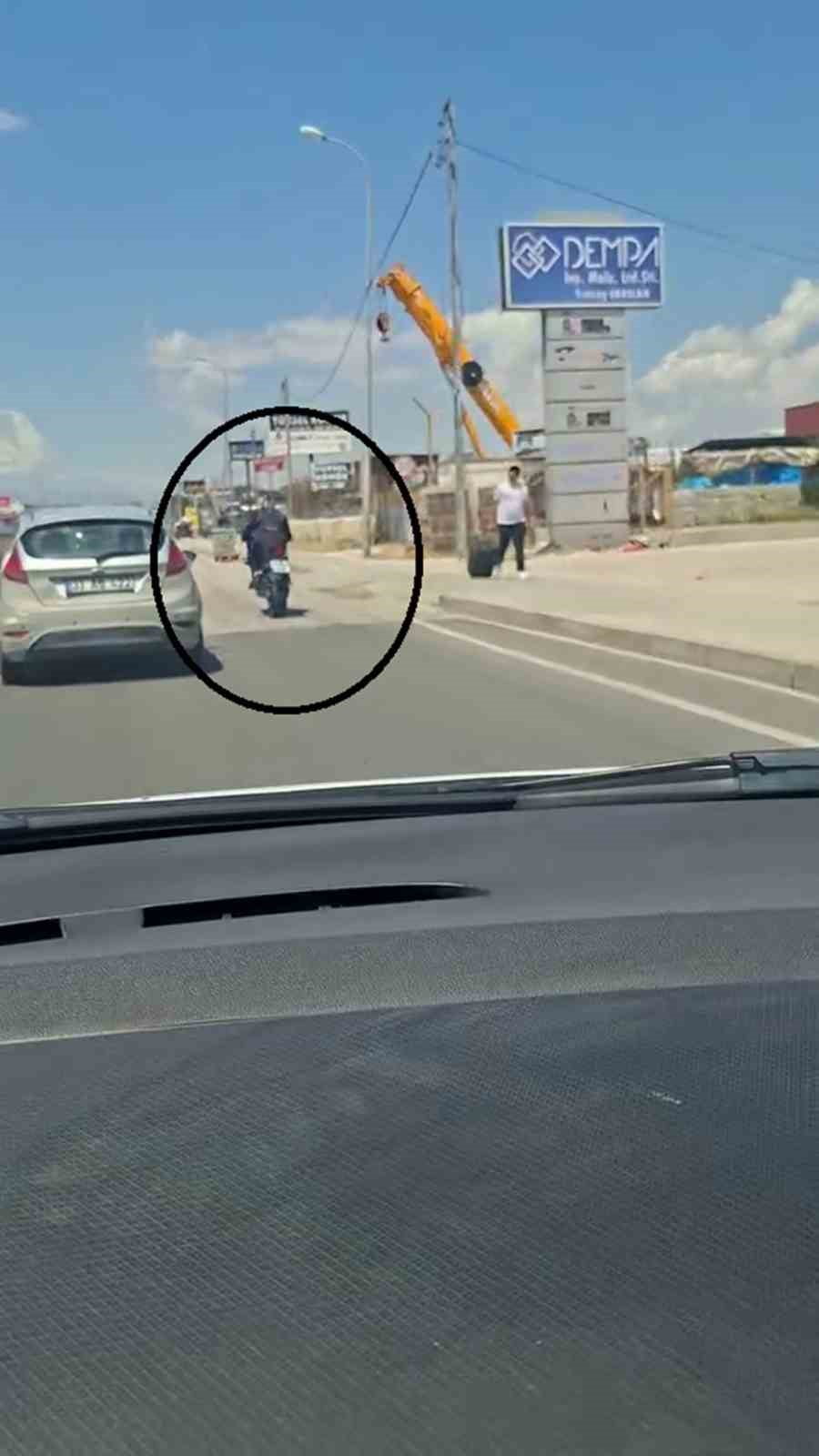 HATAY'DA TRAFİKTE AKROBATİK HAREKETLER YAPARAK İLERLEYEN MOTOSİKLET SÜRÜCÜSÜNE, POLİS EKİPLERİ...