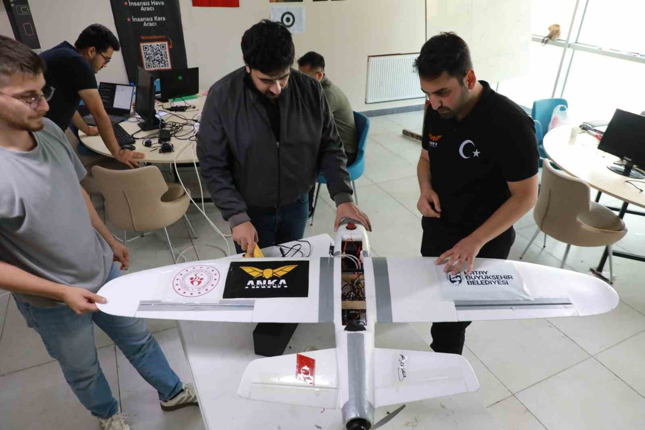HATAY'DA ÜNİVERSİTE ÖĞRENCİLERİ TARAFINDAN GELİŞTİRİLEN ANKA İHA, KATILDIĞI YARIŞMADA TEKNİK...