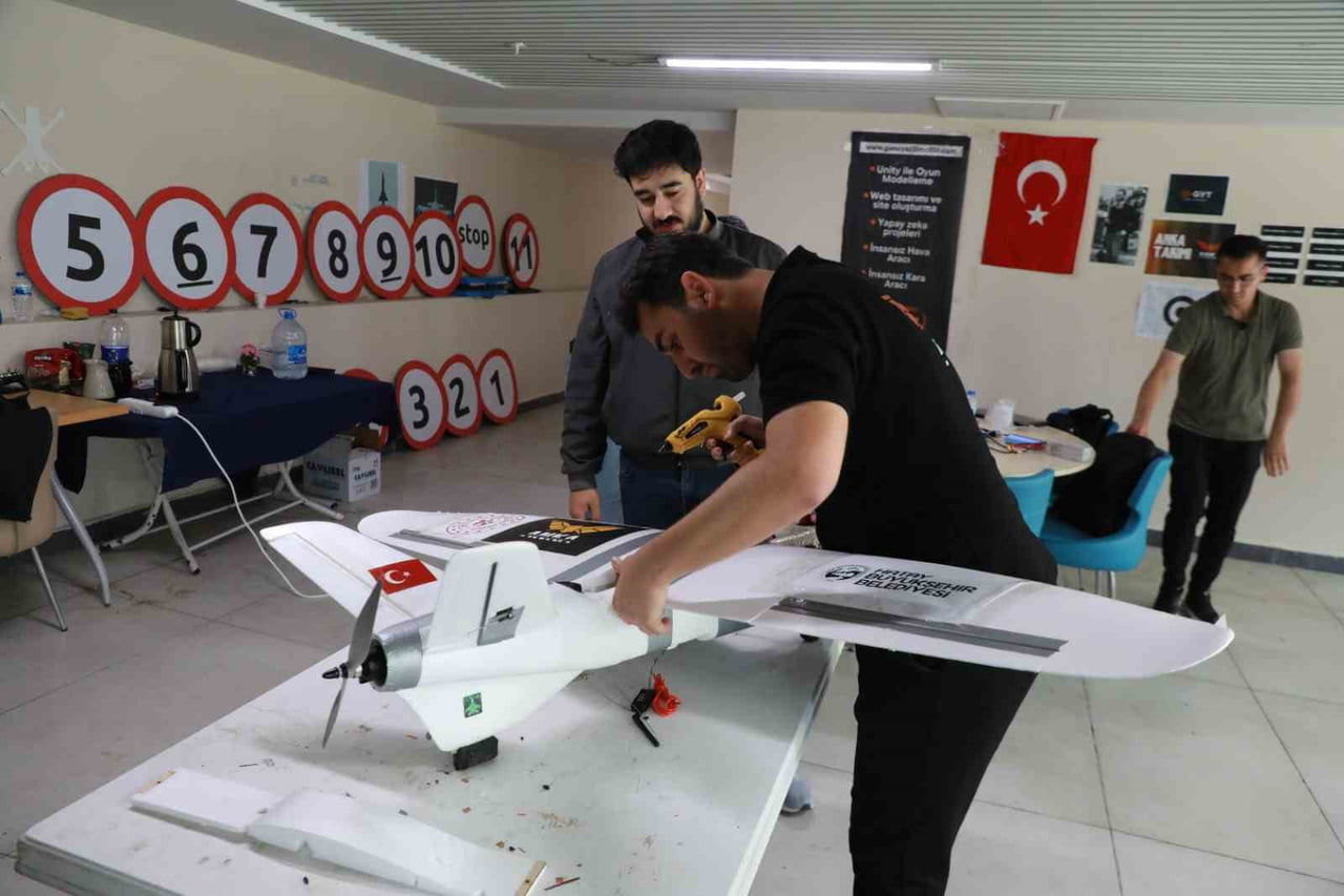 HATAY'DA ÜNİVERSİTE ÖĞRENCİLERİ TARAFINDAN GELİŞTİRİLEN ANKA İHA, KATILDIĞI YARIŞMADA TEKNİK...